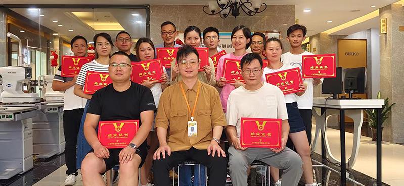 驗光師報名費大漲，考生面臨前所未有的就業(yè)選擇！